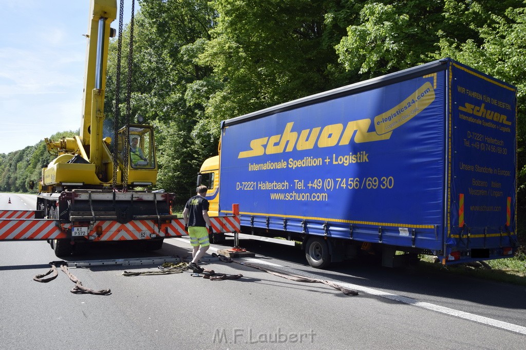 LKW in Boeschung A 3 Rich Frankfurt Hoehe Roesrath Lohmar P227.JPG - Miklos Laubert